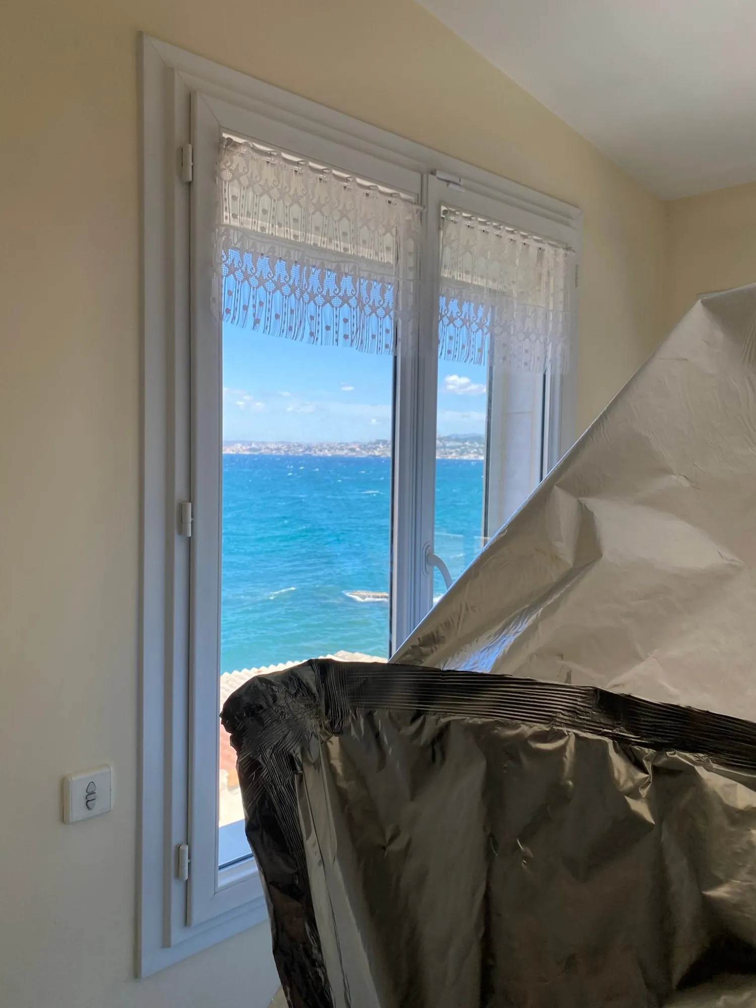 Enveloppe d’anoxie devant une fenêtre ouverte sur la mer et la côte marseillaise