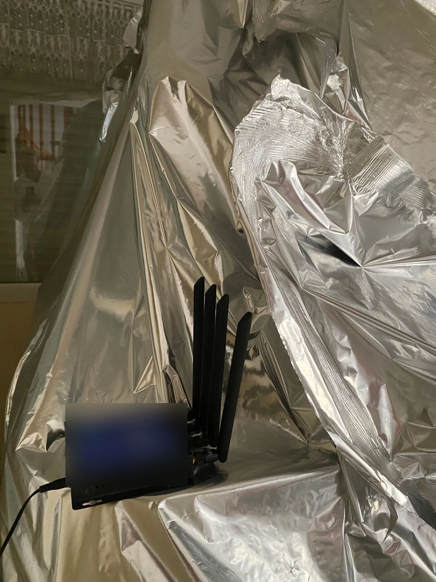 Routeur de suivi à distance, antennes dressées, posé sur l’enveloppe d’anoxie