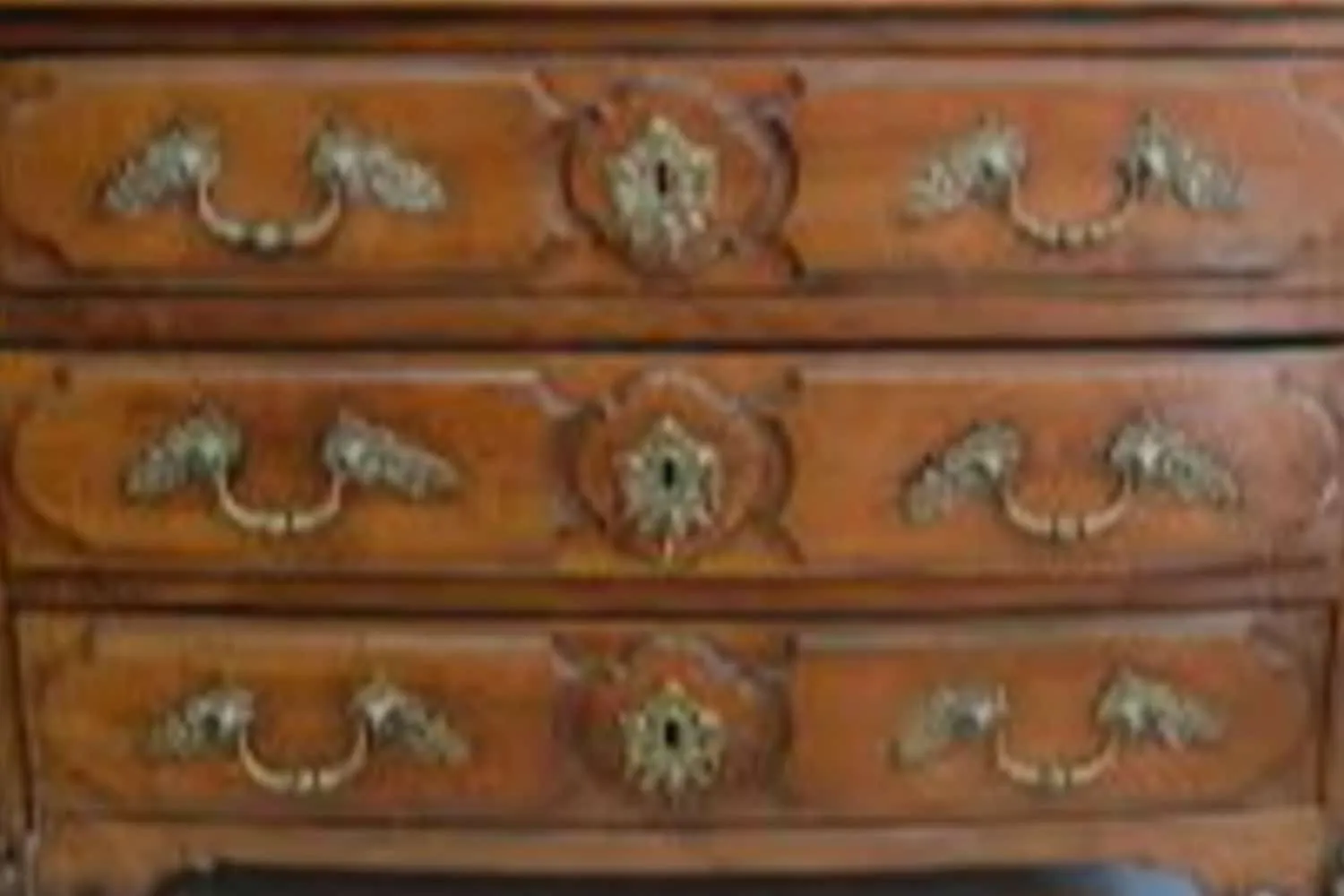 Meubles anciens en bois massif dans une maison