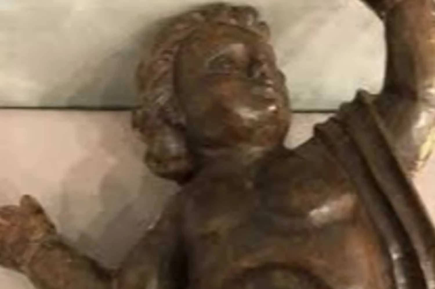 Objet d'art en bois sculpté
